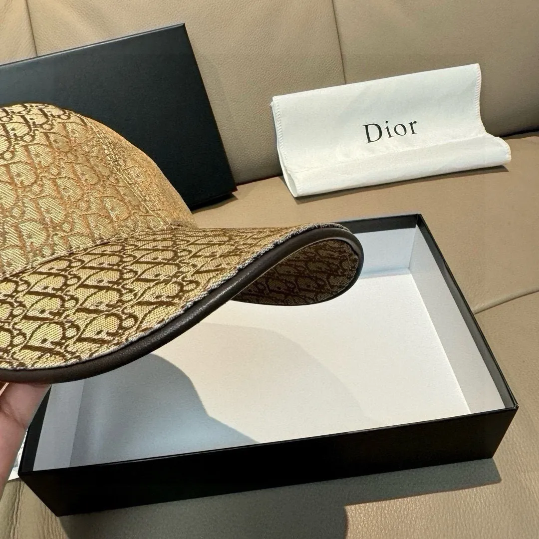 p90 New model shipped, Dior (Dior) new original baseball cap, Dior presbyopia, full of retro charm, popular out of stock at counters, 1:1 mold customization, original canvas fabric + first layer of cowhide, pure cotton lining, light and breathable! The quality is great, the basic head circumference is 56cm, and the patch is adjustable.