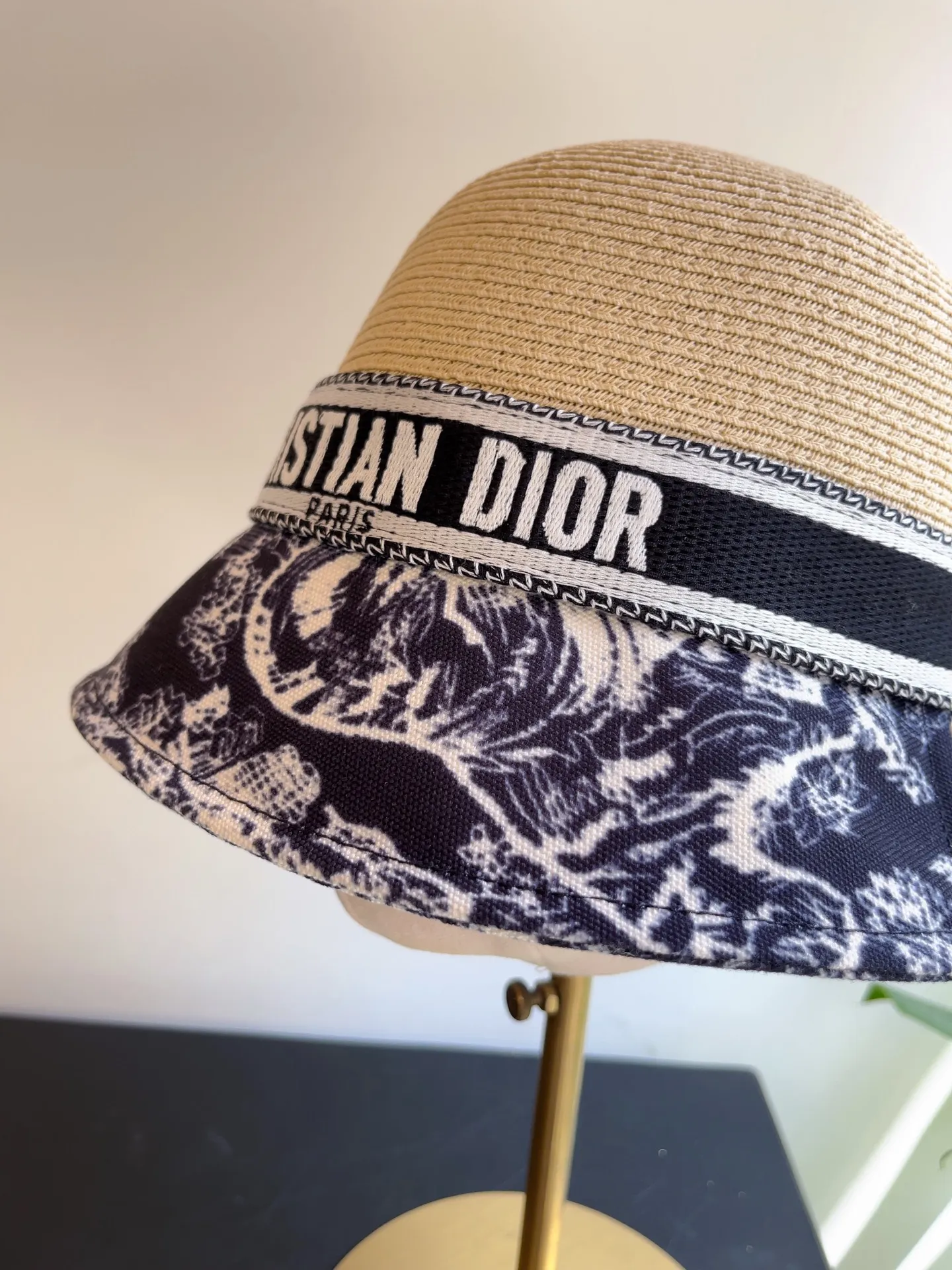 New arrival ꫛꫀꪝ ❥—— 🖤Dior spliced ​​papyrus cloth spliced ​​basin hat ✨Foldable and easy to carry! ⚜️Fashionable sunshade 📣Beige and black 🎊Exclusively available