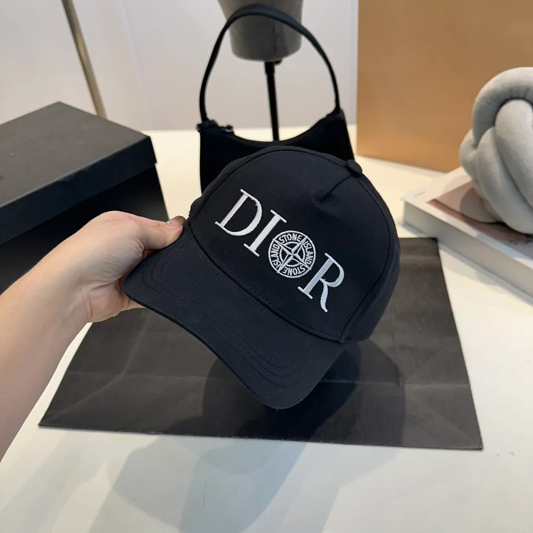 P56 DIOR Dior co-branded new counter synchronously embroidered simple baseball cap, hot style, synchronized with big brands, super easy to match, shipped!