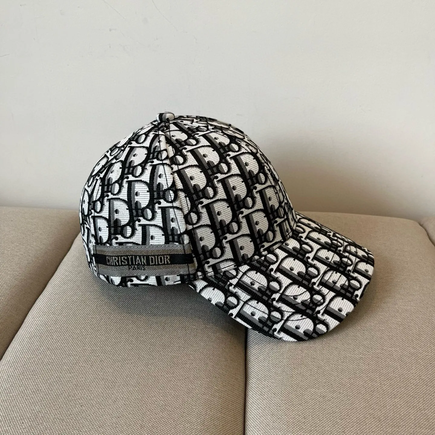 P60 [DIOR Dior] new popular simple baseball cap 🧢, new model shipped, big brand style is super easy to match, hurry up and get it!