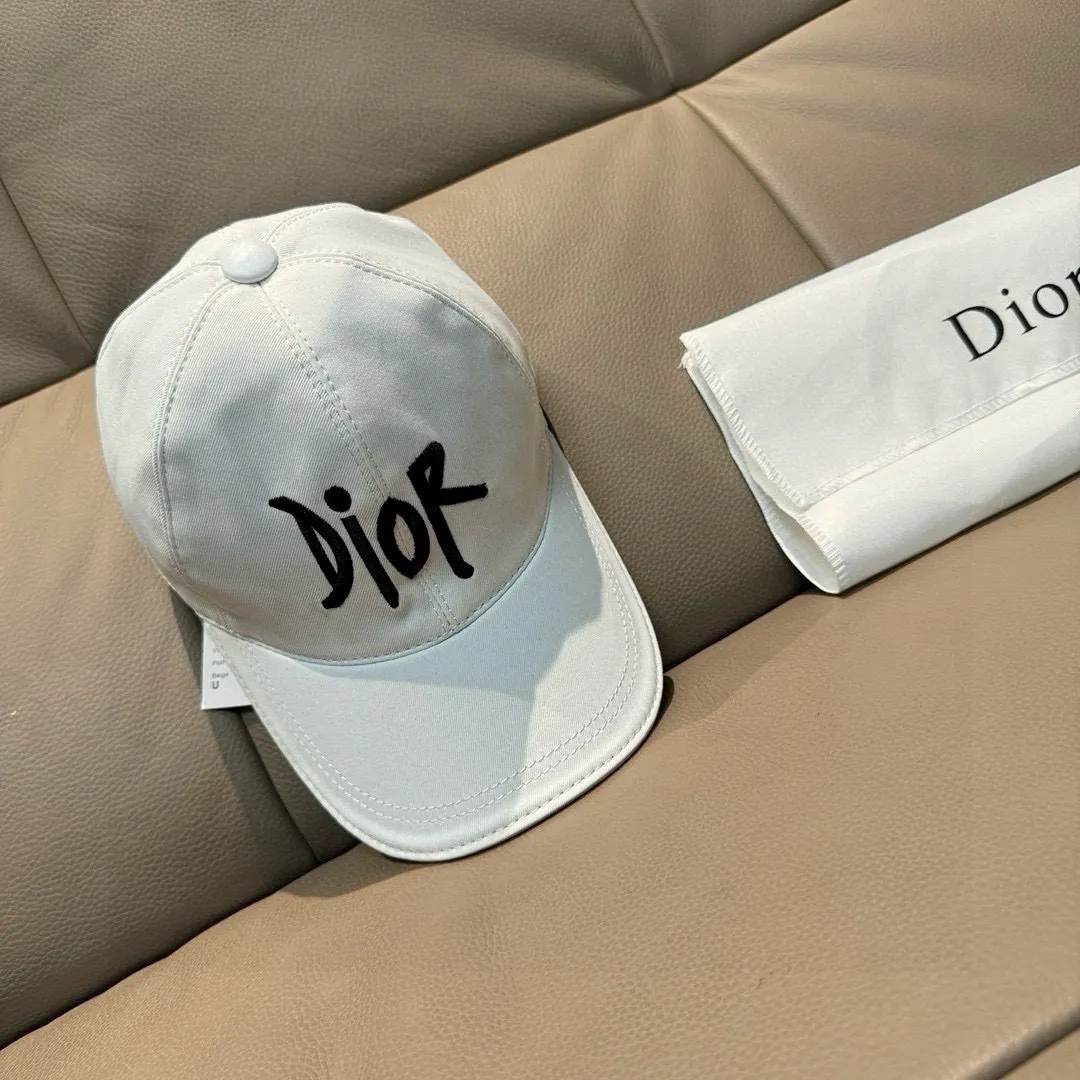 P90, Dior's new original baseball cap, Dior embroidery, the same style as the Internet celebrity, 1:1 mold customization, pure cotton fabric + first layer of cowhide, pure cotton lining, light and breathable! The quality is great, the basic head circumference is 56cm, and the patch is adjustable.