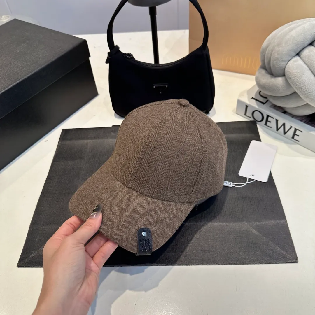 P70 DIOR Dior's new popular simple baseball cap 🧢, new model shipped, big brand style is super easy to match, hurry up and get it!