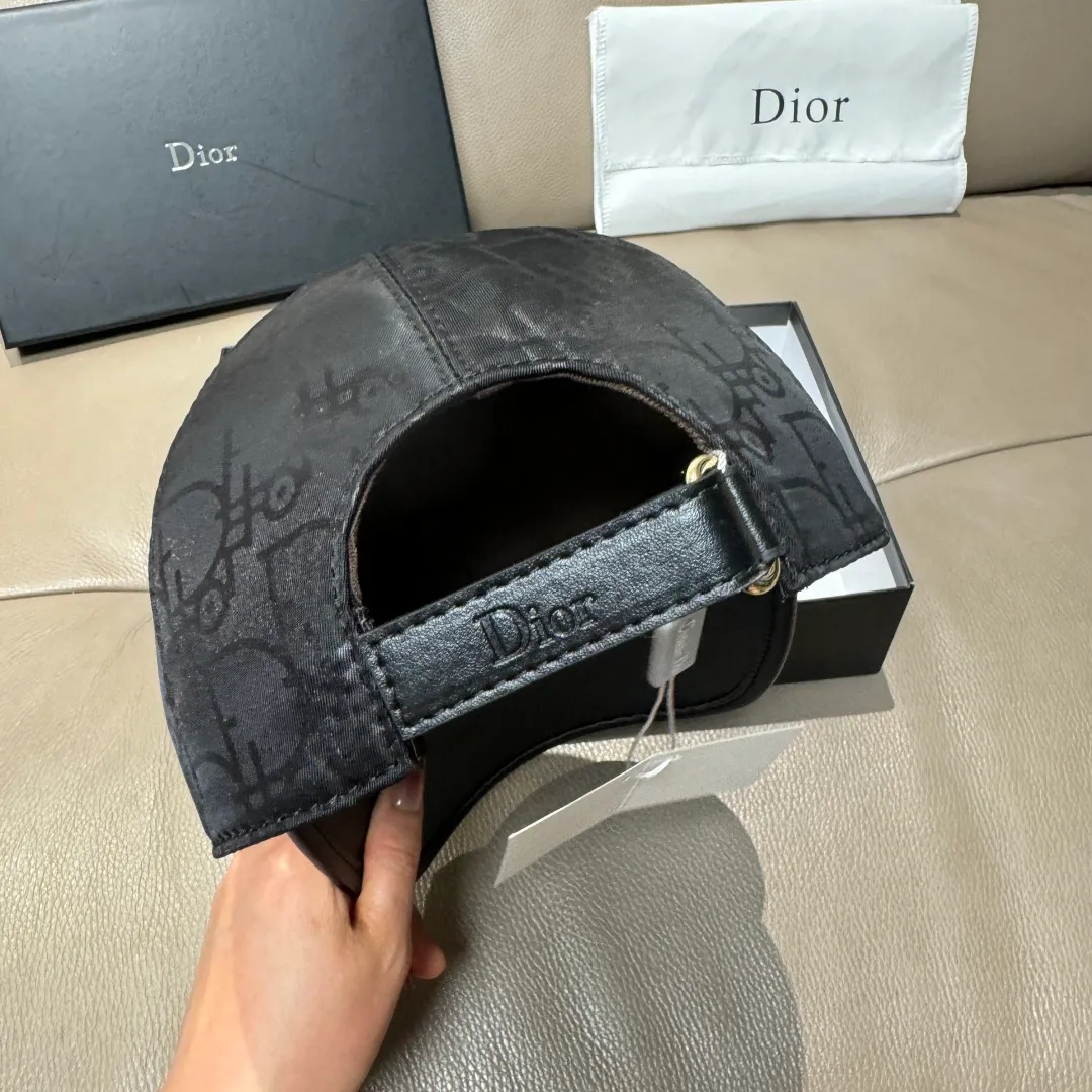 P90, Dior's new original baseball cap, Dior presbyopic leather, full of retro charm, 1:1 mold customization, original satin fabric + first-layer cowhide, pure cotton lining, light and breathable! The quality is great, the basic head circumference is 56cm, and the patch is adjustable.