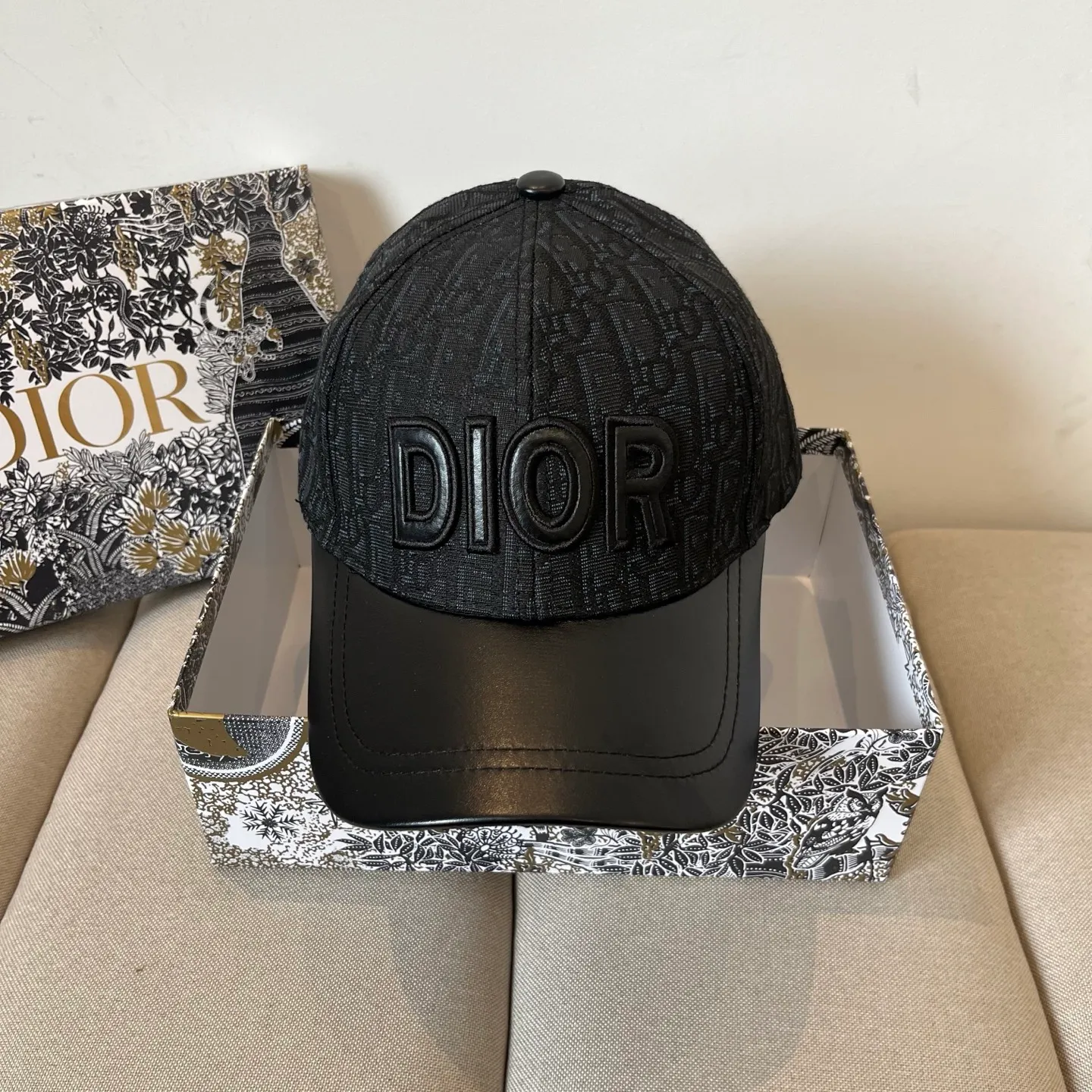 P50 [DIOR Dior] new popular simple baseball cap 🧢, new model shipped, big brand style is super easy to match, hurry up and get it!
