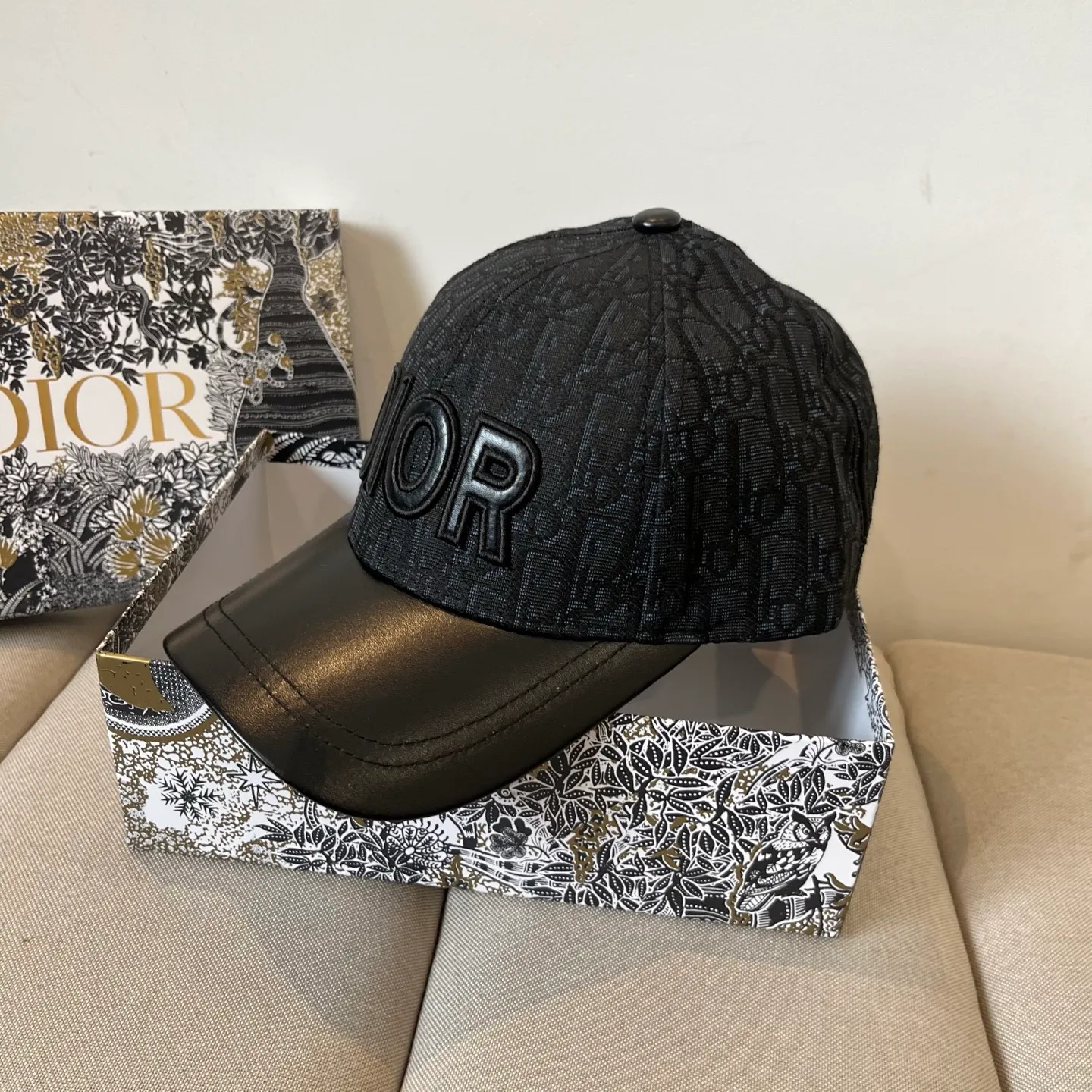 P50 [DIOR Dior] new popular simple baseball cap 🧢, new model shipped, big brand style is super easy to match, hurry up and get it!