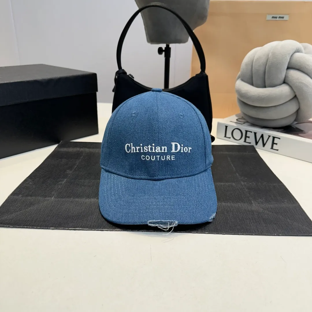 P60 DIOR Dior embroidery Presbyopia D’s baseball cap🧢, super popular