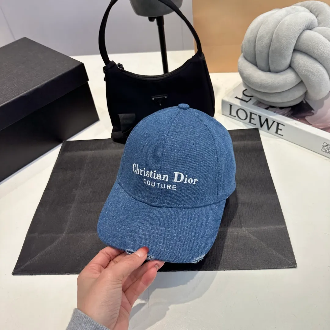 P60 DIOR Dior embroidery Presbyopia D’s baseball cap🧢, super popular