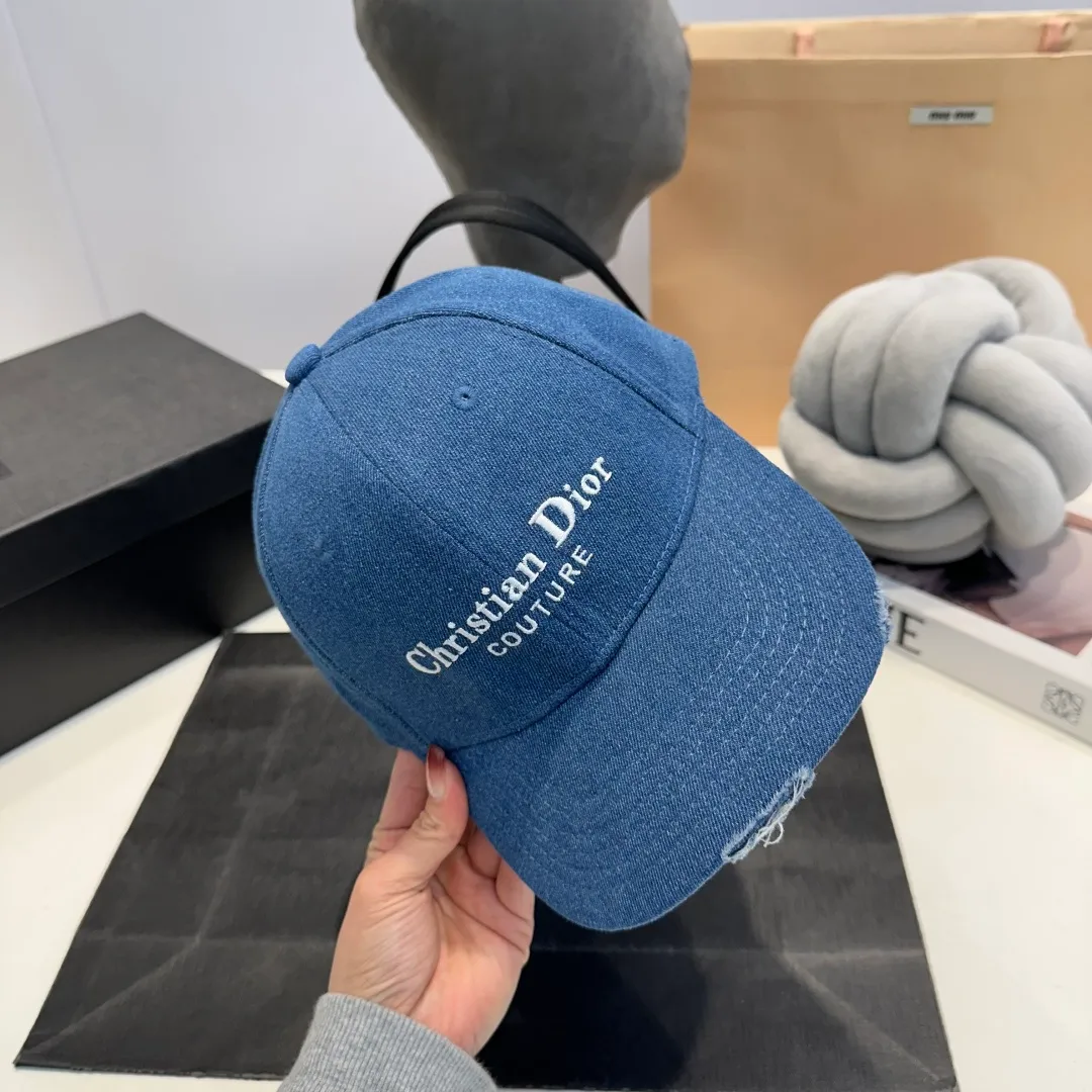 P60 DIOR Dior embroidery Presbyopia D’s baseball cap🧢, super popular
