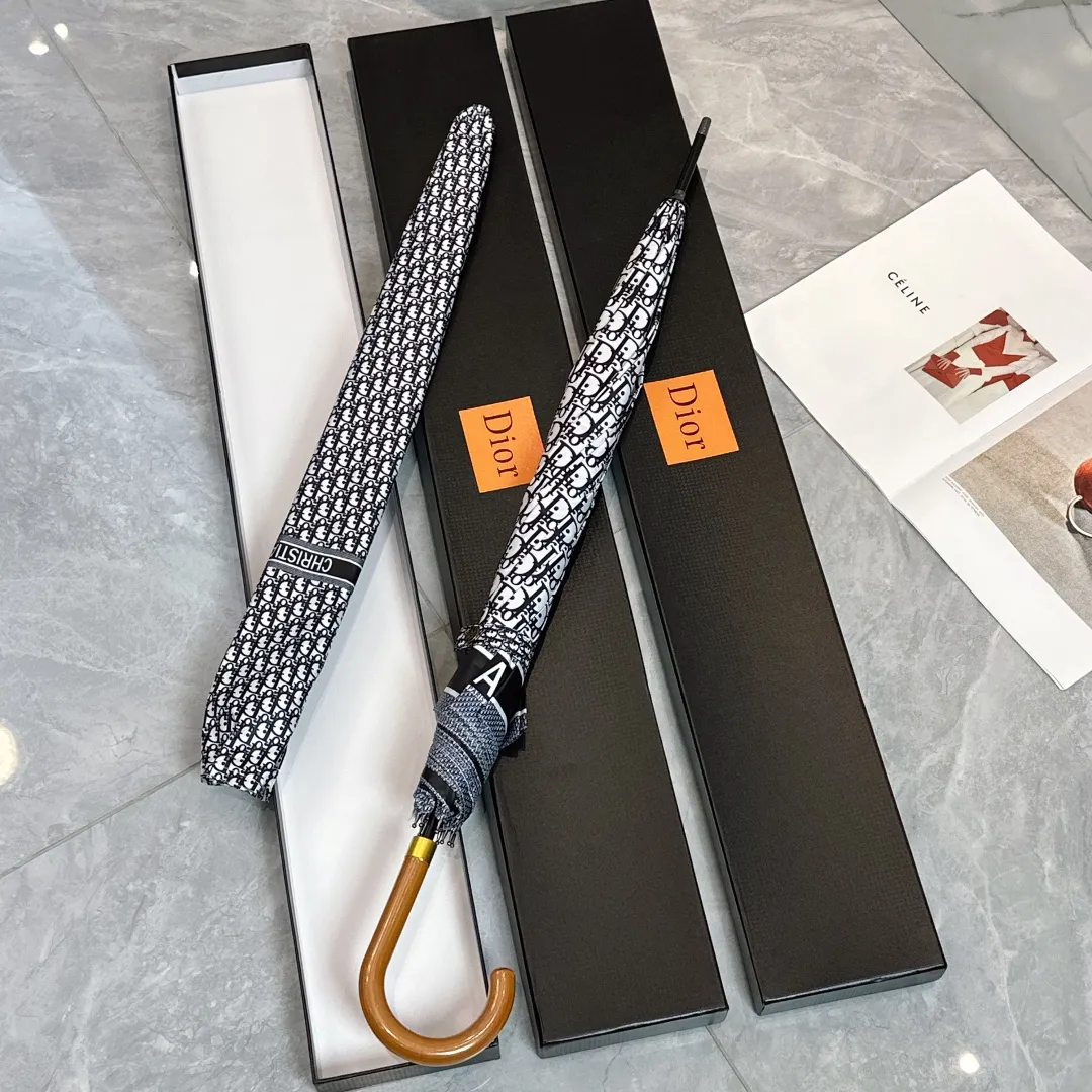 P150 Dior long umbrella is definitely a great benefit for consumers this year. A product not to be missed by Dior lovers. Comes with high-end original packaging🔥🔥The same style as popular stars. Fully automatic one-click opening. Elegant solid wood handle. Luxurious and comfortable. Great grip. The non-alkali fiber ribs have large-angle bending resistance. Very strong and flexible. Strong wind resistance. The unique pattern is luxurious and highlights the taste. It is grand and exquisite. The new coating technology umbrella cloth brings surprising shading effect. Better sun protection and heat insulation performance. Just flick it. The water-repellent effect is visible. The metal umbrella cap is integrated and more wear-resistant than plastic umbrella caps. It brings you higher specifications and better enjoyment. Comes with a gift box.