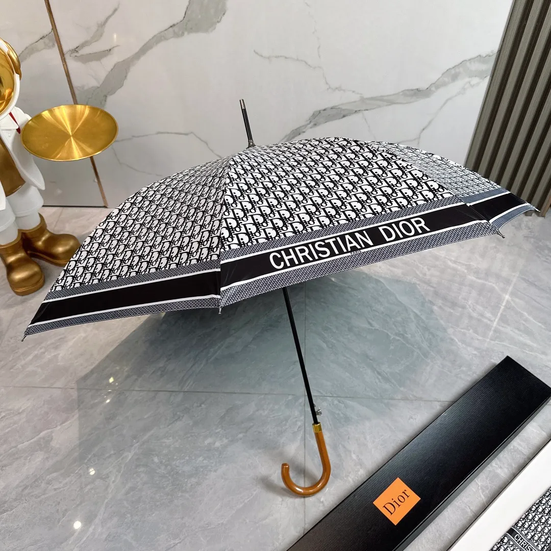 P150 Dior long umbrella is definitely a great benefit for consumers this year. A product not to be missed by Dior lovers. Comes with high-end original packaging🔥🔥The same style as popular stars. Fully automatic one-click opening. Elegant solid wood handle. Luxurious and comfortable. Great grip. The non-alkali fiber ribs have large-angle bending resistance. Very strong and flexible. Strong wind resistance. The unique pattern is luxurious and highlights the taste. It is grand and exquisite. The new coating technology umbrella cloth brings surprising shading effect. Better sun protection and heat insulation performance. Just flick it. The water-repellent effect is visible. The metal umbrella cap is integrated and more wear-resistant than plastic umbrella caps. It brings you higher specifications and better enjoyment. Comes with a gift box.