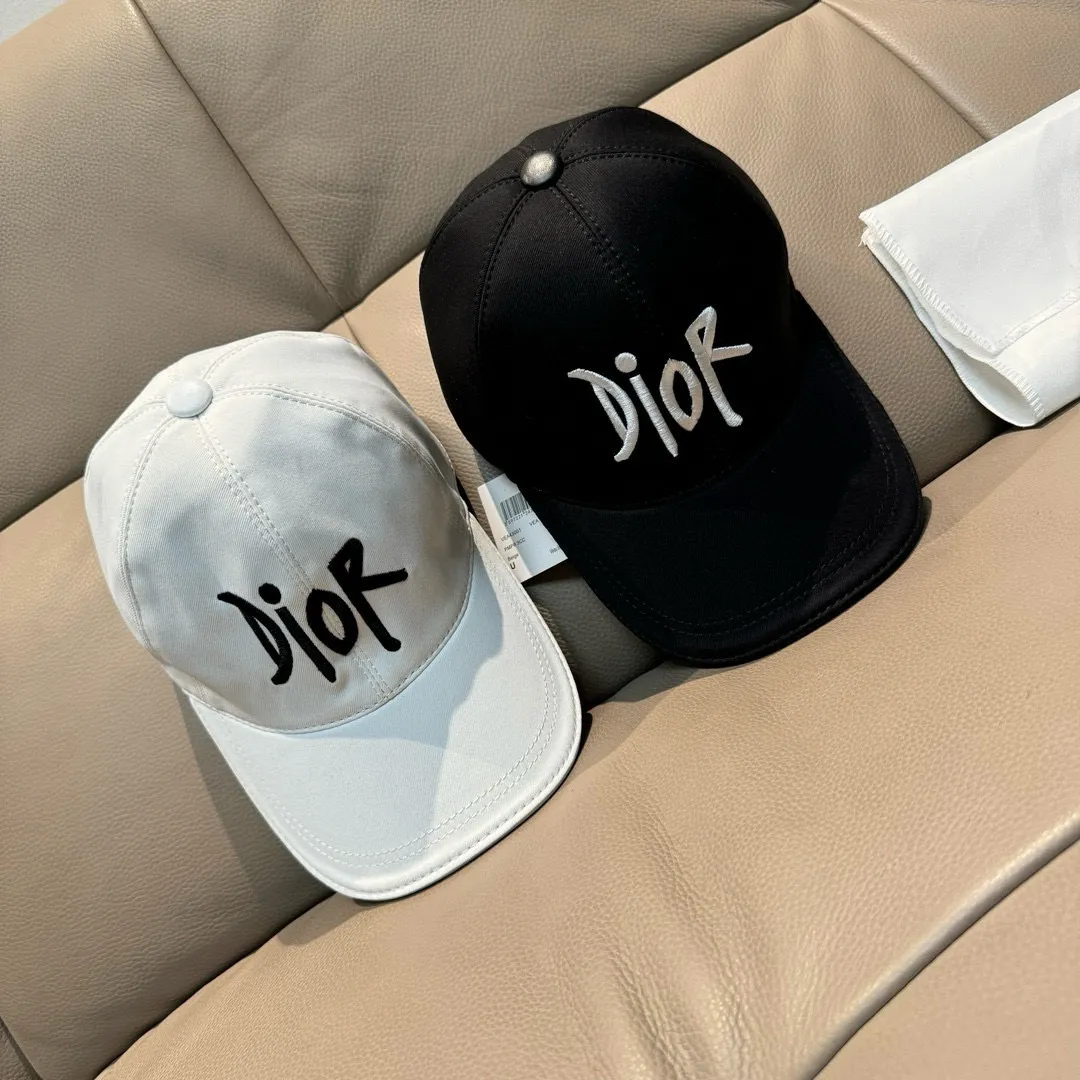 Batch 90, Dior's new original baseball cap, Dior embroidery, the same style as the Internet celebrity, 1:1 mold customization, pure cotton fabric + first layer of cowhide, pure cotton lining, light and breathable! The quality is great, the basic head circumference is 56cm, and the patch is adjustable.