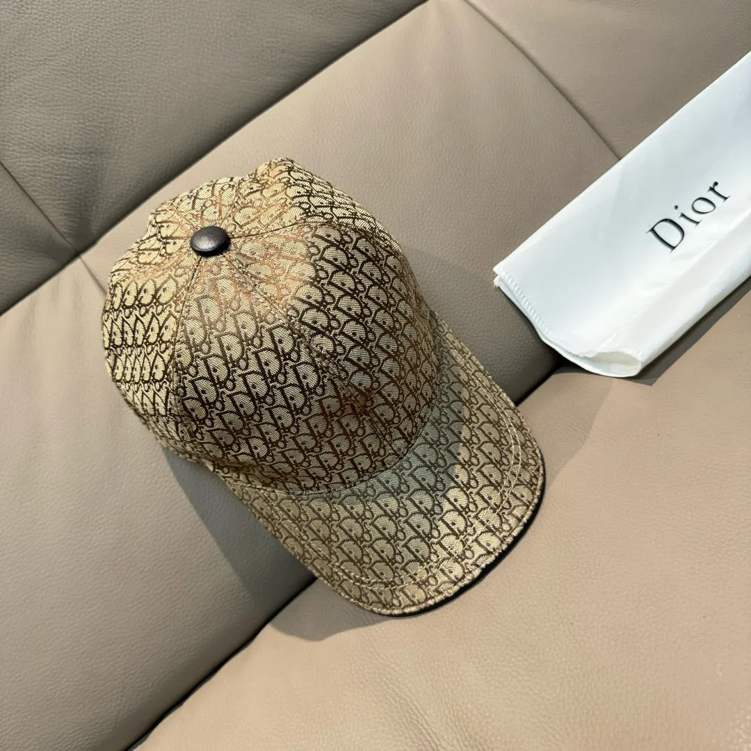 p90 New model shipped, Dior (Dior) new original baseball cap, Dior presbyopia, full of retro charm, popular out of stock at counters, 1:1 mold customization, original canvas fabric + first layer of cowhide, pure cotton lining, light and breathable! The quality is great, the basic head circumference is 56cm, and the patch is adjustable.