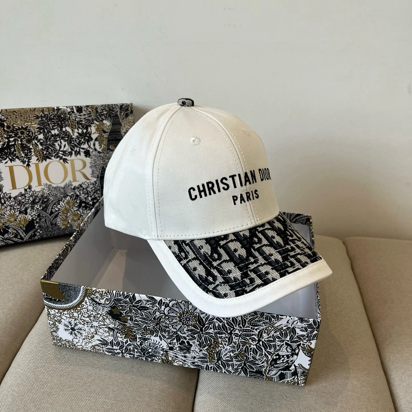 P60 [DIOR Dior] new popular simple baseball cap 🧢, new model shipped, big brand style is super easy to match, hurry up and get it!