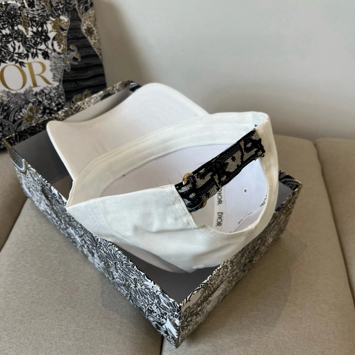 P60 [DIOR Dior] new popular simple baseball cap 🧢, new model shipped, big brand style is super easy to match, hurry up and get it!