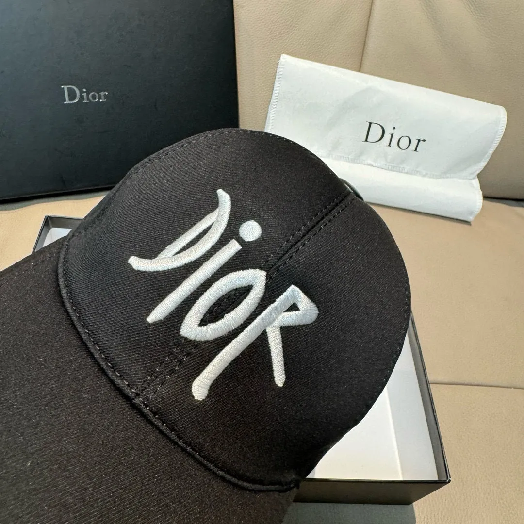 P90, Dior's new original baseball cap, Dior embroidery, the same style as the Internet celebrity, 1:1 mold customization, pure cotton fabric + first layer of cowhide, pure cotton lining, light and breathable! The quality is great, the basic head circumference is 56cm, and the patch is adjustable.