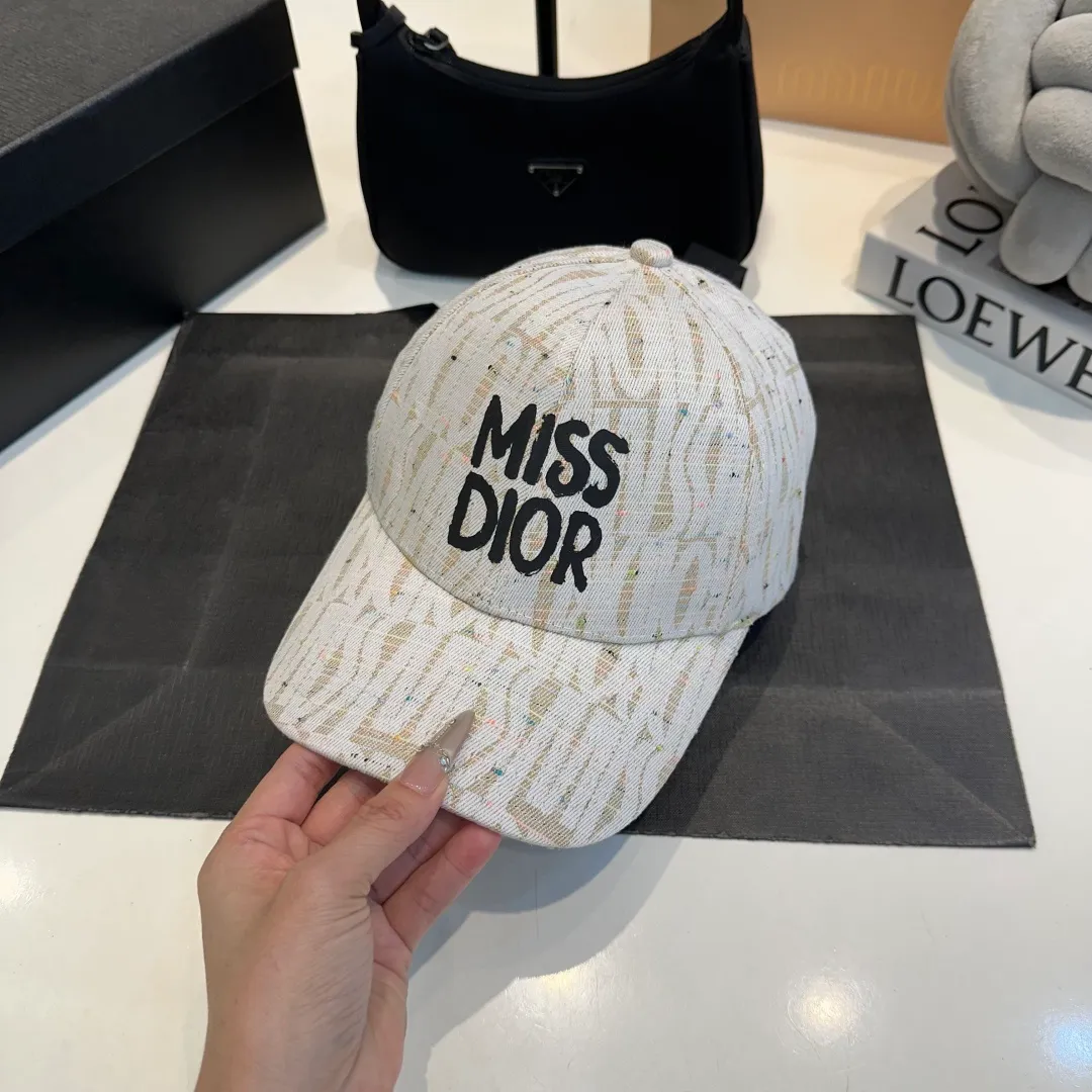P56 DIOR Dior's new popular simple baseball cap 🧢, new model shipped, big brand style is super easy to match, hurry up and get it!