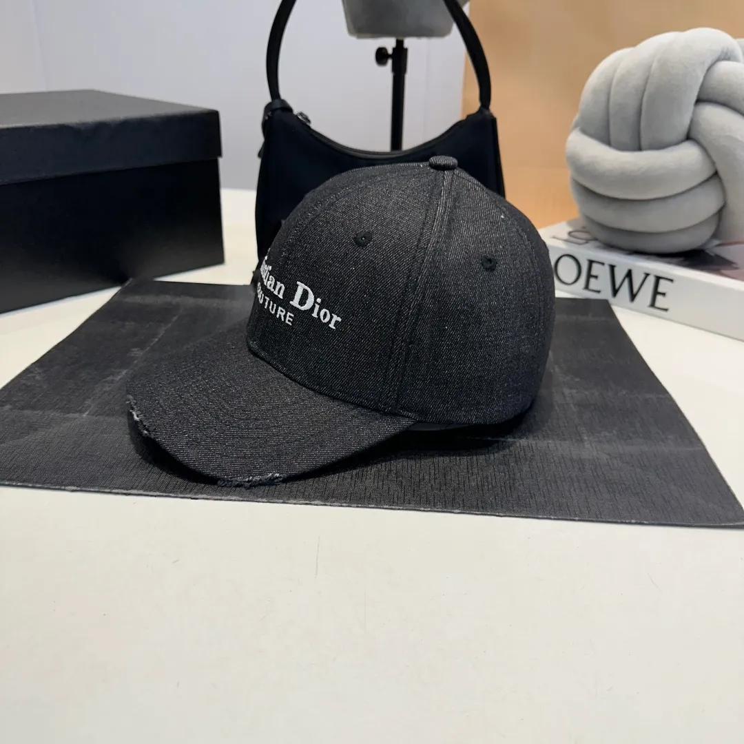 P60 DIOR Dior embroidery Presbyopia D’s baseball cap🧢, super popular