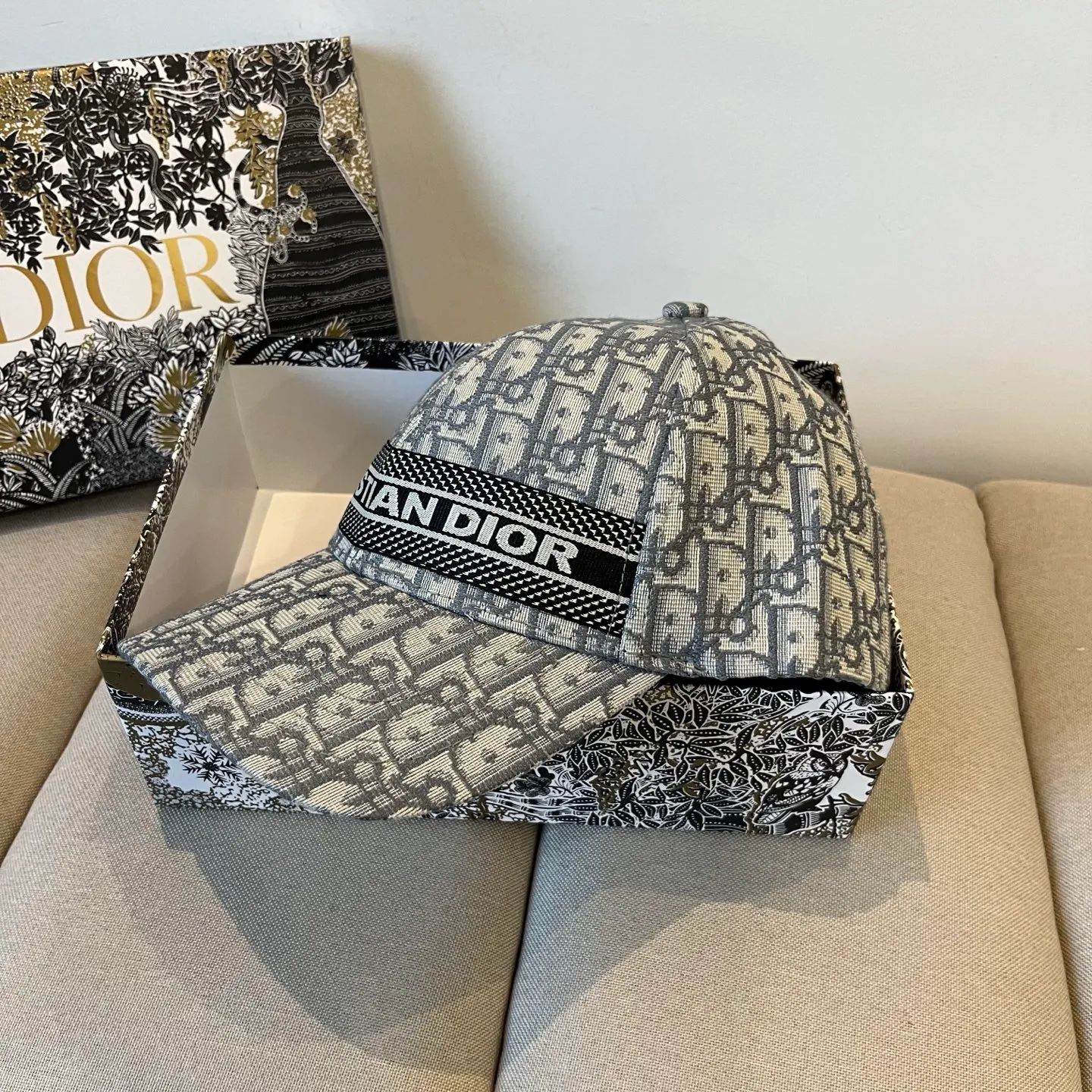 P60 [DIOR Dior] new popular simple baseball cap 🧢, new model shipped, big brand style is super easy to match, hurry up and get it!