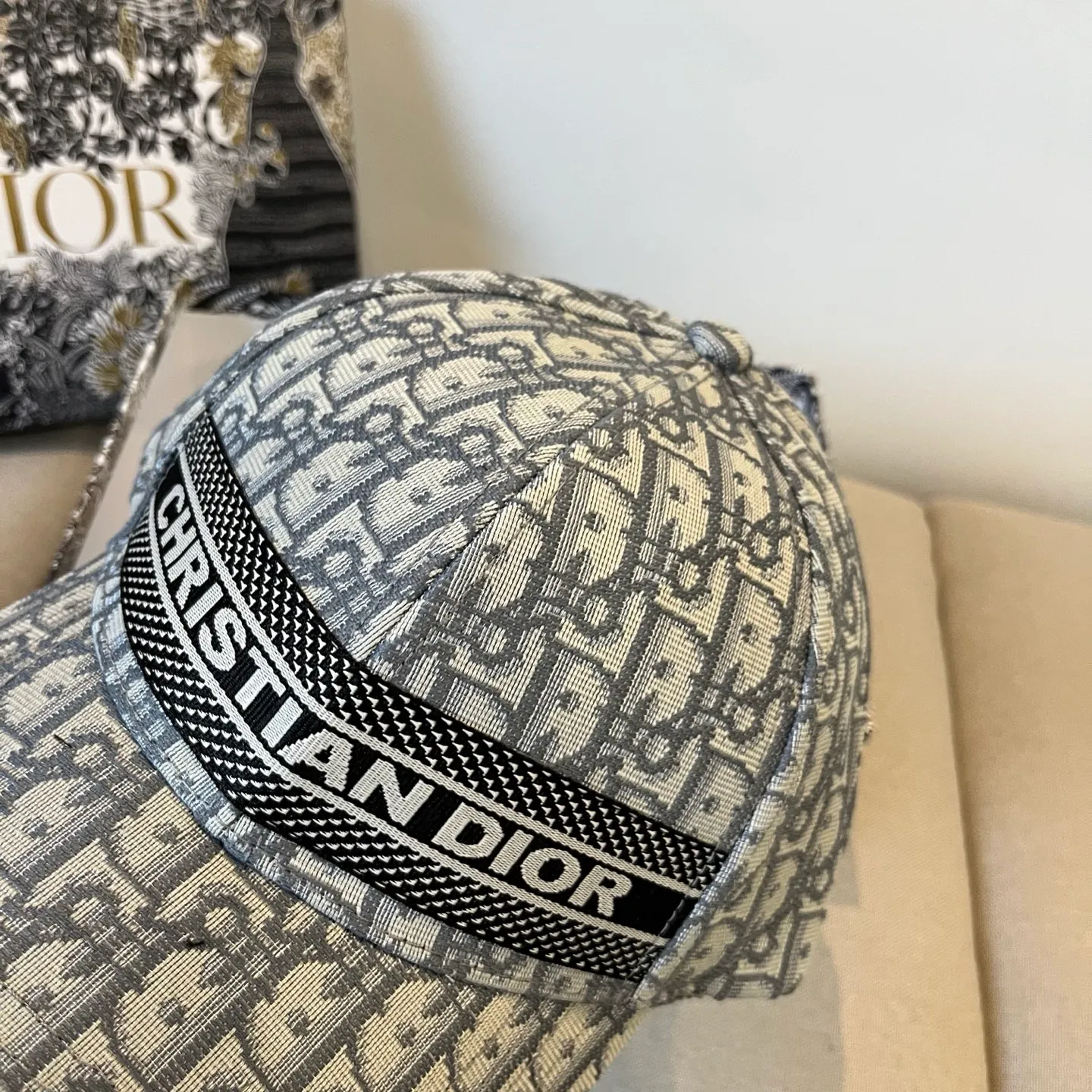 P60 [DIOR Dior] new popular simple baseball cap 🧢, new model shipped, big brand style is super easy to match, hurry up and get it!