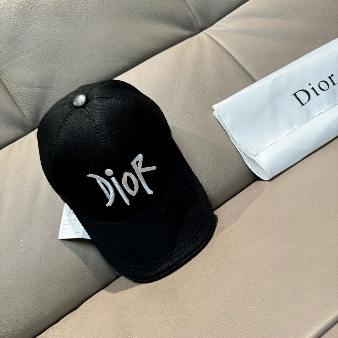 P90, Dior's new original baseball cap, Dior embroidery, the same style as the Internet celebrity, 1:1 mold customization, pure cotton fabric + first layer of cowhide, pure cotton lining, light and breathable! The quality is great, the basic head circumference is 56cm, and the patch is adjustable.