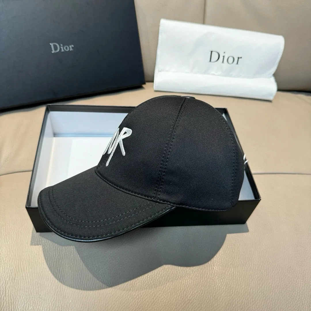 P90, Dior's new original baseball cap, Dior embroidery, the same style as the Internet celebrity, 1:1 mold customization, pure cotton fabric + first layer of cowhide, pure cotton lining, light and breathable! The quality is great, the basic head circumference is 56cm, and the patch is adjustable.