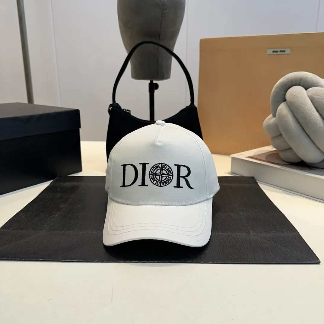 P56 DIOR Dior co-branded new counter synchronously embroidered simple baseball cap, hot style, synchronized with big brands, super easy to match, shipped!