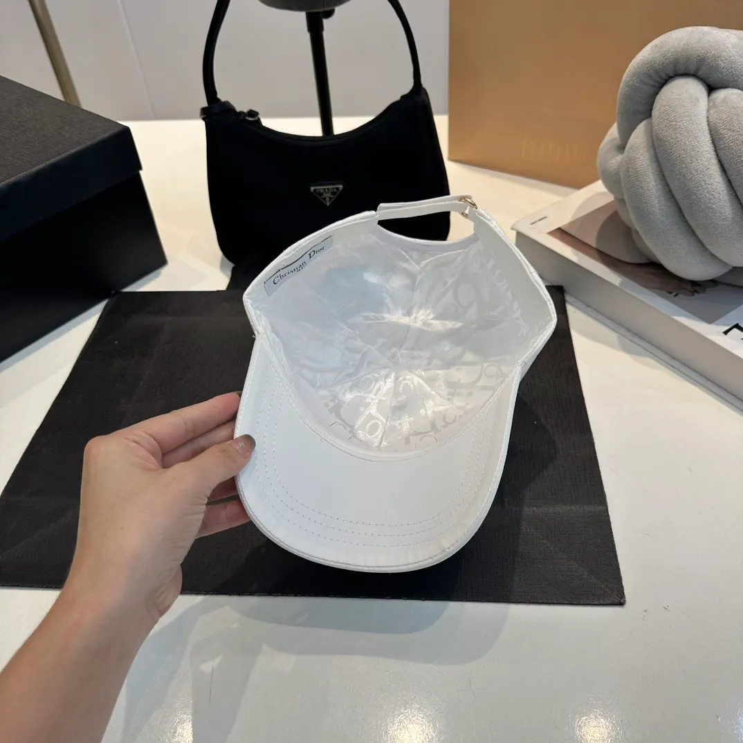 P56 DIOR Dior co-branded new counter synchronously embroidered simple baseball cap, hot style, synchronized with big brands, super easy to match, shipped!