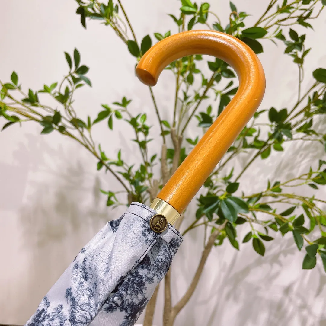 P170 Dior long umbrella is definitely a great benefit for consumers this year. A product not to be missed by Dior enthusiasts. Comes with high-end original packaging🔥🔥The same style as popular stars. Fully automatic one-click opening. Elegant solid wood handle. Luxurious and comfortable. Great grip. Alkaline-free fiber ribs with large-angle bending resistance. Very strong and flexible. Strong wind resistance. Unique pattern luxury highlights taste. Grand and exquisite. New coating technology umbrella cloth brings surprising shading effect. Better sun protection and heat insulation performance. Just flick it. The water-repellent effect is visible. The metal umbrella cap is integrated and more wear-resistant than plastic umbrella caps. It brings you higher specifications and better enjoyment. Comes with a gift box.