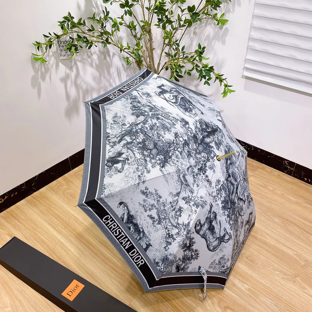 P170 Dior long umbrella is definitely a great benefit for consumers this year. A product not to be missed by Dior enthusiasts. Comes with high-end original packaging🔥🔥The same style as popular stars. Fully automatic one-click opening. Elegant solid wood handle. Luxurious and comfortable. Great grip. Alkaline-free fiber ribs with large-angle bending resistance. Very strong and flexible. Strong wind resistance. Unique pattern luxury highlights taste. Grand and exquisite. New coating technology umbrella cloth brings surprising shading effect. Better sun protection and heat insulation performance. Just flick it. The water-repellent effect is visible. The metal umbrella cap is integrated and more wear-resistant than plastic umbrella caps. It brings you higher specifications and better enjoyment. Comes with a gift box.
