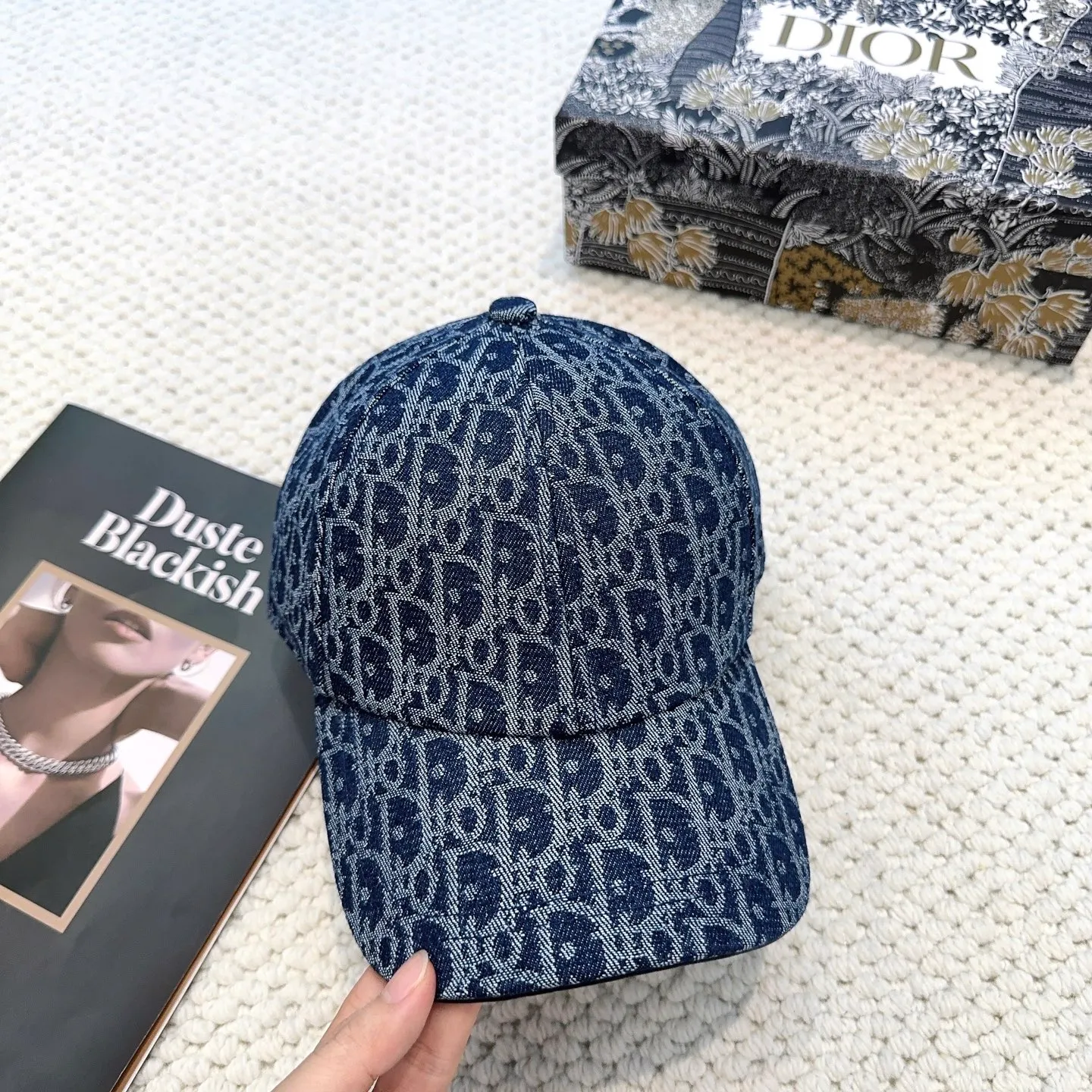 P56 Dior's new denim original baseball cap, full of retro charm, popular new model at the counter, 1:1 custom molded, pure cotton lining, light and breathable! The quality is great, the basic head circumference is 56cm, and the patch is adjustable.
