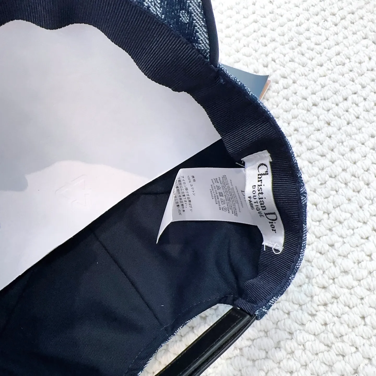 P56 Dior's new denim original baseball cap, full of retro charm, popular new model at the counter, 1:1 custom molded, pure cotton lining, light and breathable! The quality is great, the basic head circumference is 56cm, and the patch is adjustable.