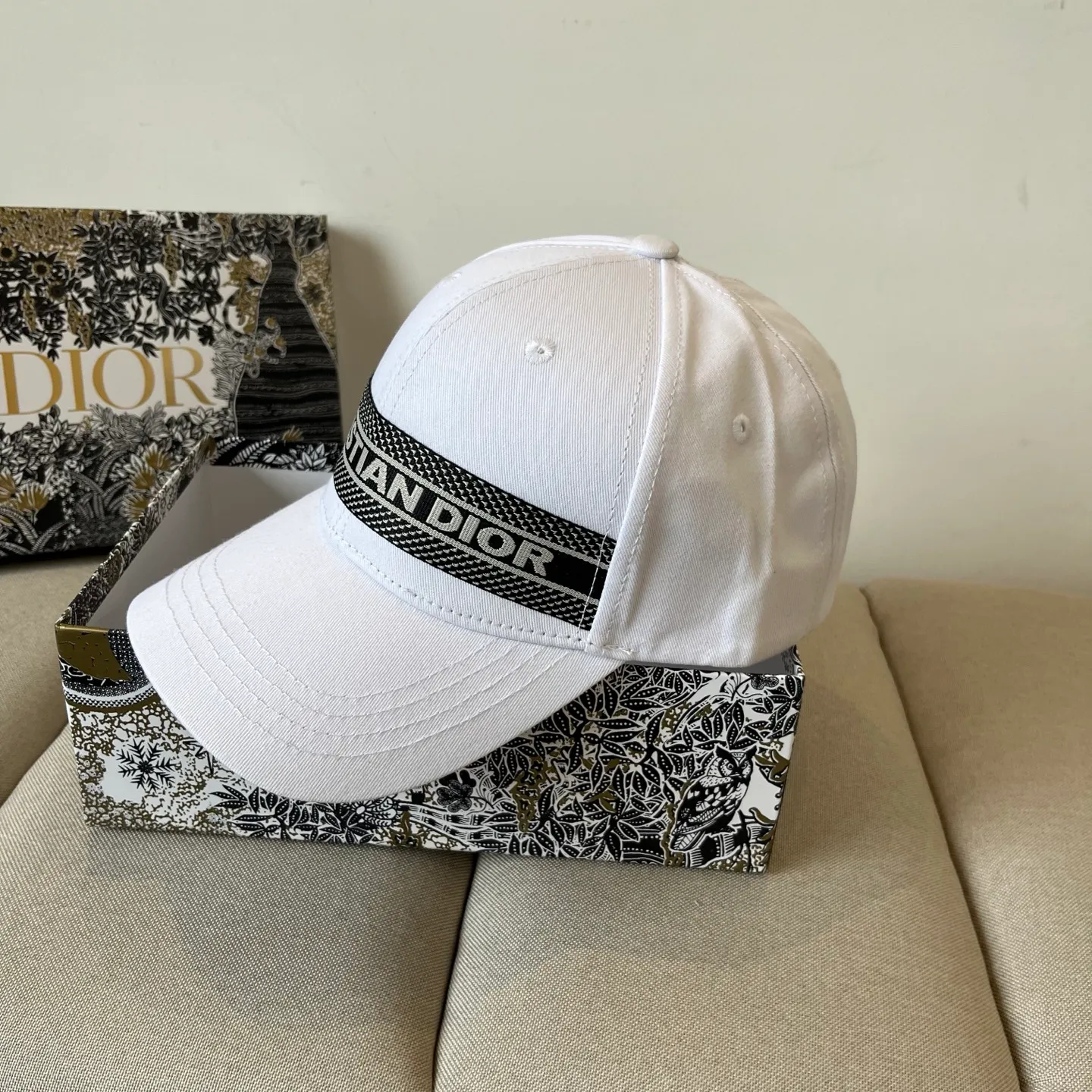 P60 [DIOR Dior] new popular simple baseball cap 🧢, new model shipped, big brand style is super easy to match, hurry up and get it!