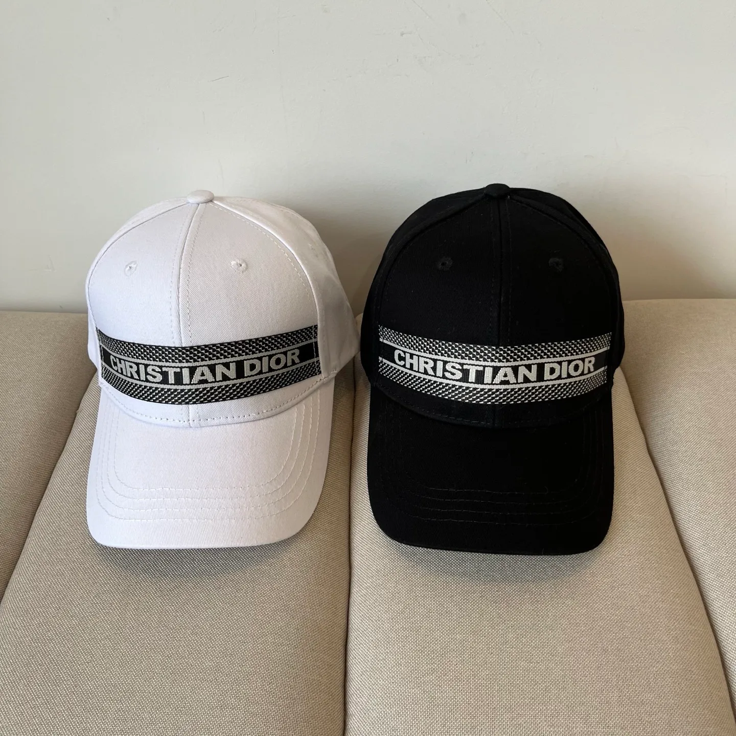 P60 [DIOR Dior] new popular simple baseball cap 🧢, new model shipped, big brand style is super easy to match, hurry up and get it!