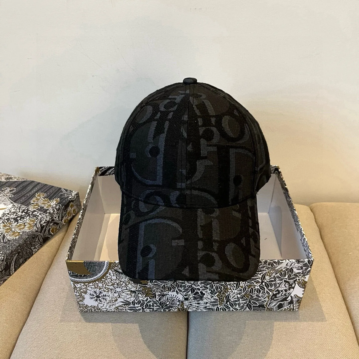 P60 [DIOR Dior] new popular simple baseball cap 🧢, new model shipped, big brand style is super easy to match, hurry up and get it!
