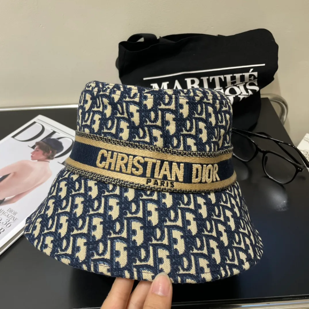 P90 original order quality [Dior DIOR] official website is online simultaneously. Korean version of the new British sports style heavy industry customized model 1:1 original order quality. Unisex fisherman hat. Linen geological fabric. Original quality counter🔥🔥🔥