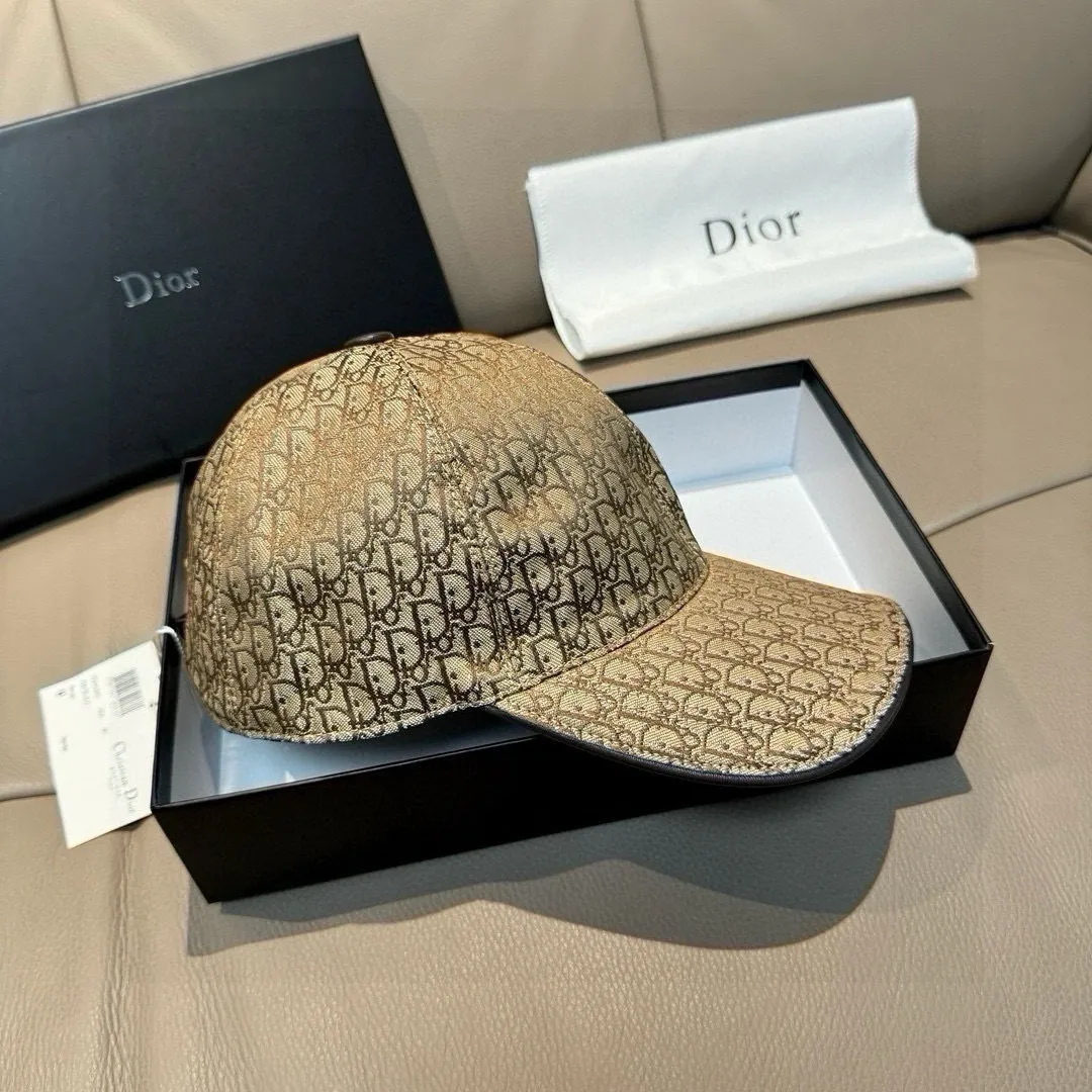 p90 New model shipped, Dior (Dior) new original baseball cap, Dior presbyopia, full of retro charm, popular out of stock at counters, 1:1 mold customization, original canvas fabric + first layer of cowhide, pure cotton lining, light and breathable! The quality is great, the basic head circumference is 56cm, and the patch is adjustable.