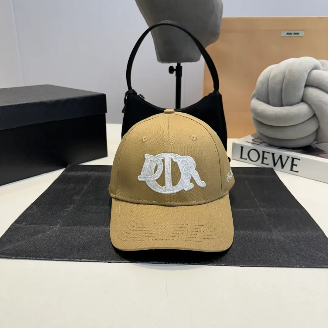P60 Dior Baseball Cap🧢Simple and elegant❤Fashionable and generous🌹Low-key luxury. Sun protection, fashionable and versatile. Dear, hurry up and get it🤩You deserve it! Adjustable size!