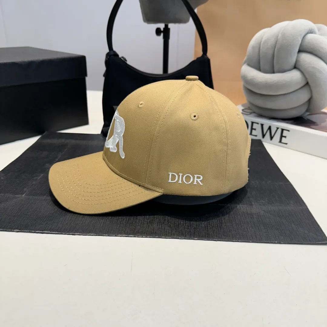 P60 Dior Baseball Cap🧢Simple and elegant❤Fashionable and generous🌹Low-key luxury. Sun protection, fashionable and versatile. Dear, hurry up and get it🤩You deserve it! Adjustable size!