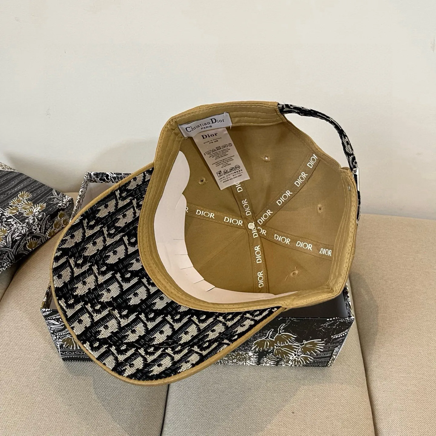 P60 [DIOR Dior] new popular simple baseball cap 🧢, new model shipped, big brand style is super easy to match, hurry up and get it!