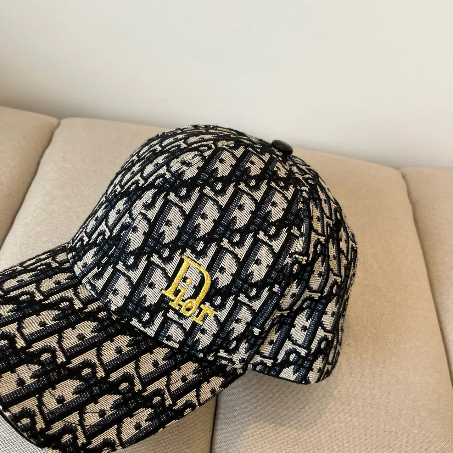 P60 [DIOR Dior] new popular simple baseball cap 🧢, new model shipped, big brand style is super easy to match, hurry up and get it!