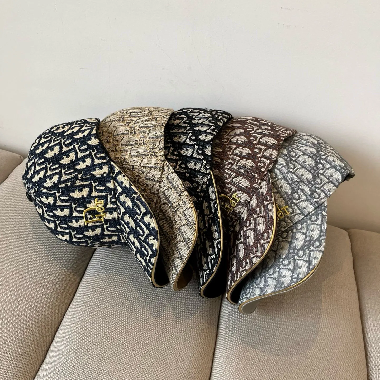 P60 [DIOR Dior] new popular simple baseball cap 🧢, new model shipped, big brand style is super easy to match, hurry up and get it!
