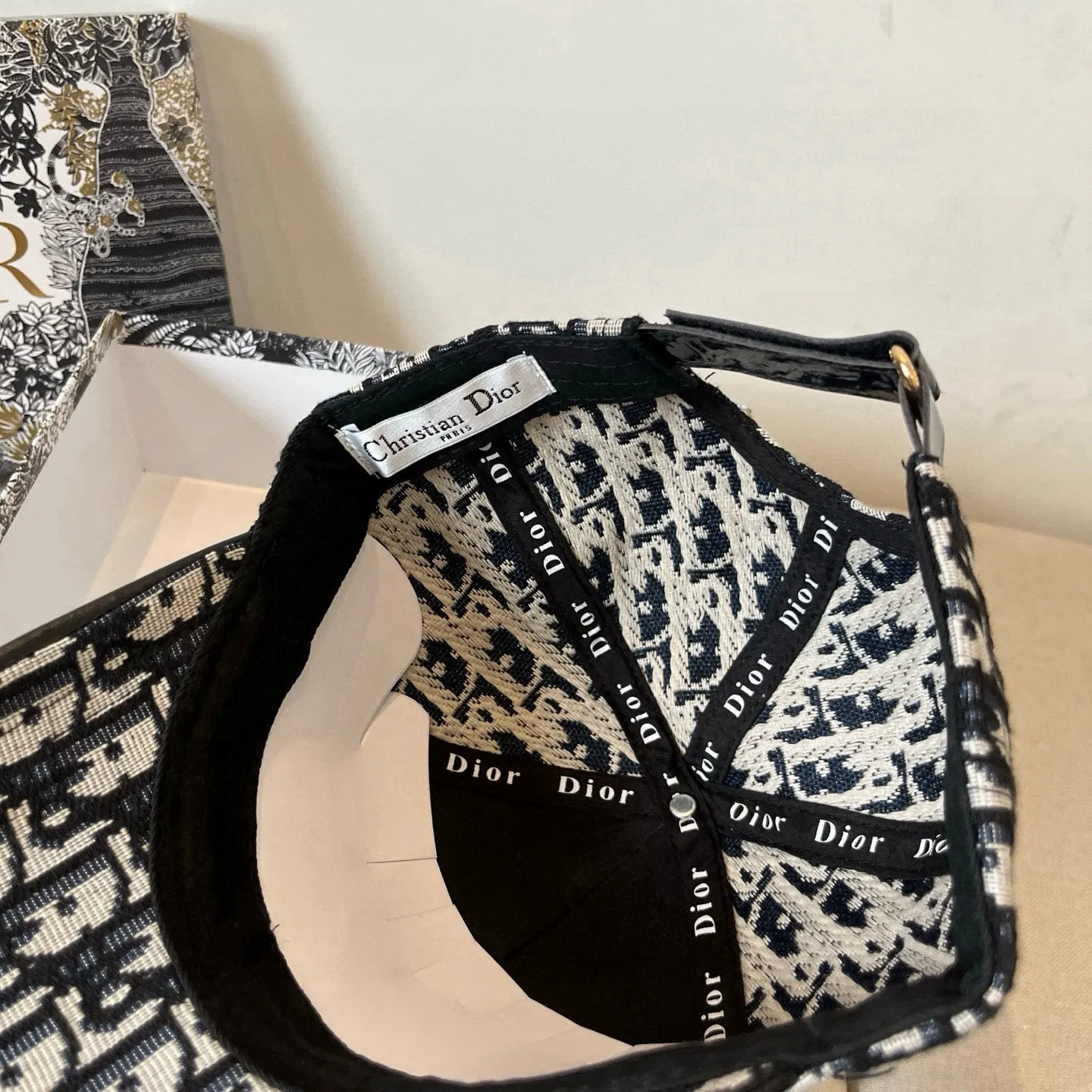 P50 [DIOR Dior] new popular simple baseball cap 🧢, new model shipped, big brand style is super easy to match, hurry up and get it!