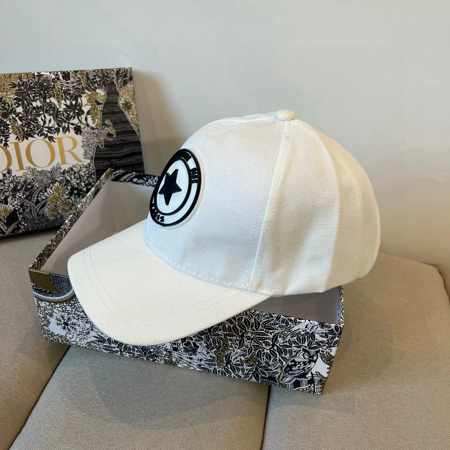 P66 [DIOR Dior] new popular simple baseball cap 🧢, new model shipped, big brand style is super easy to match, hurry up and get it!