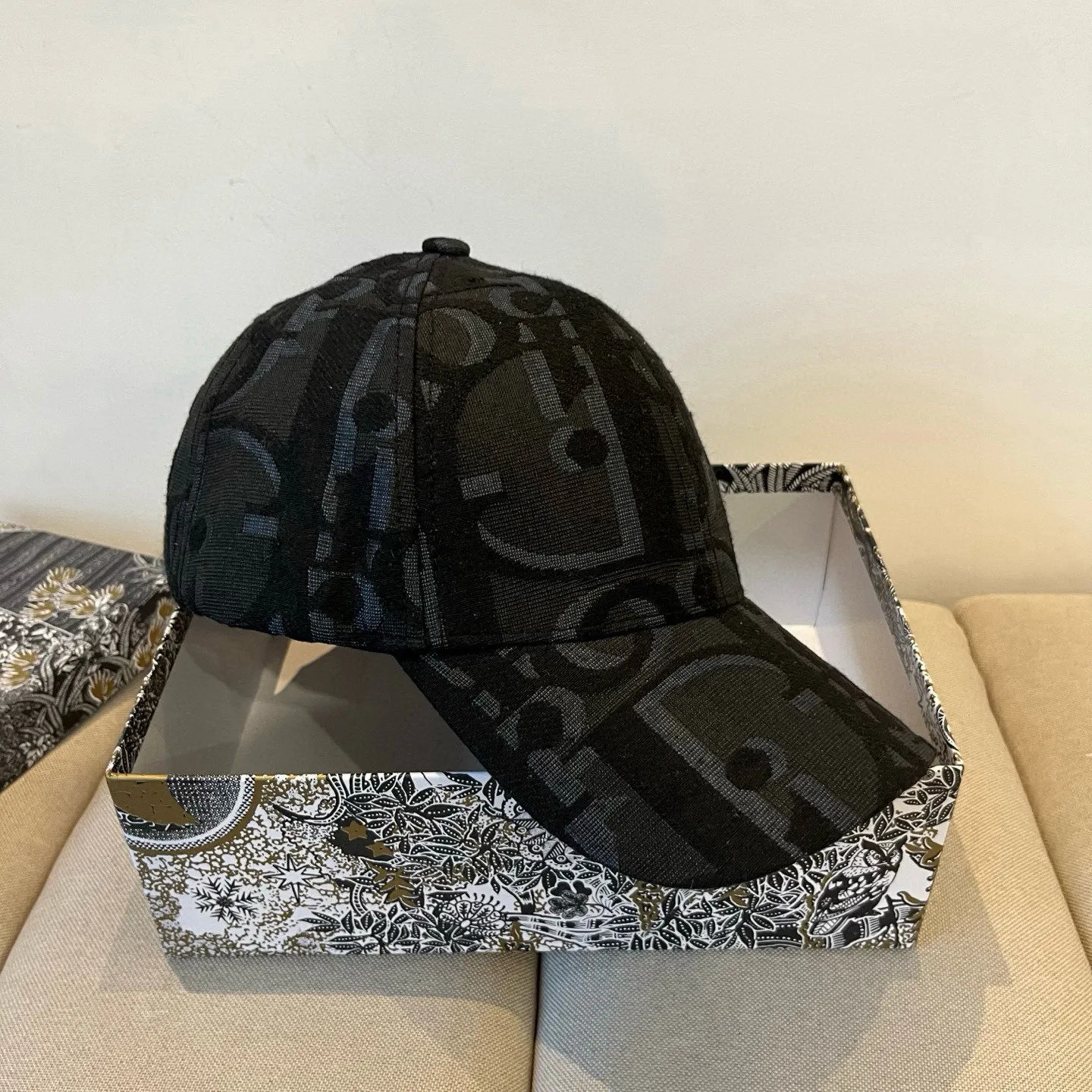 P60 [DIOR Dior] new popular simple baseball cap 🧢, new model shipped, big brand style is super easy to match, hurry up and get it!