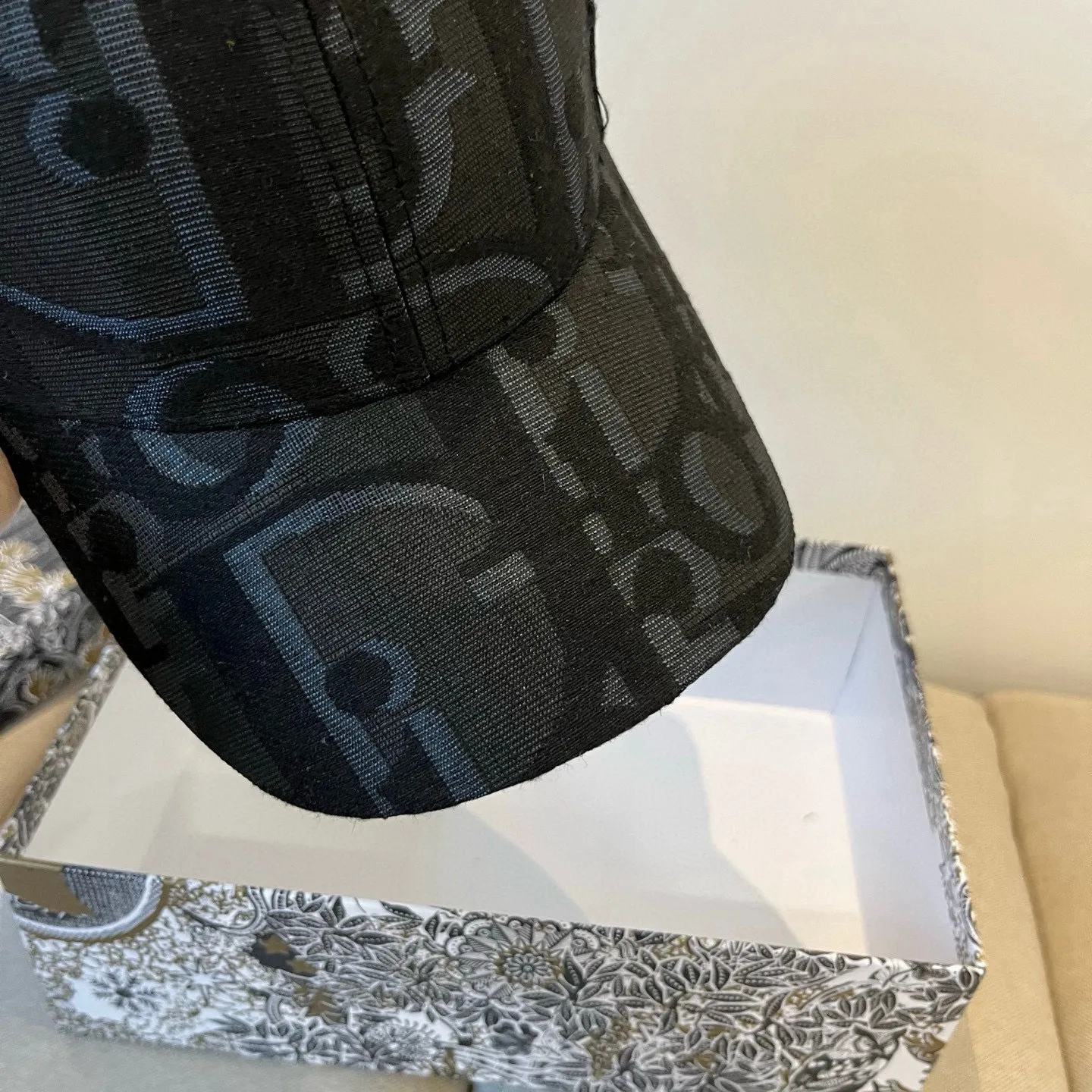P60 [DIOR Dior] new popular simple baseball cap 🧢, new model shipped, big brand style is super easy to match, hurry up and get it!