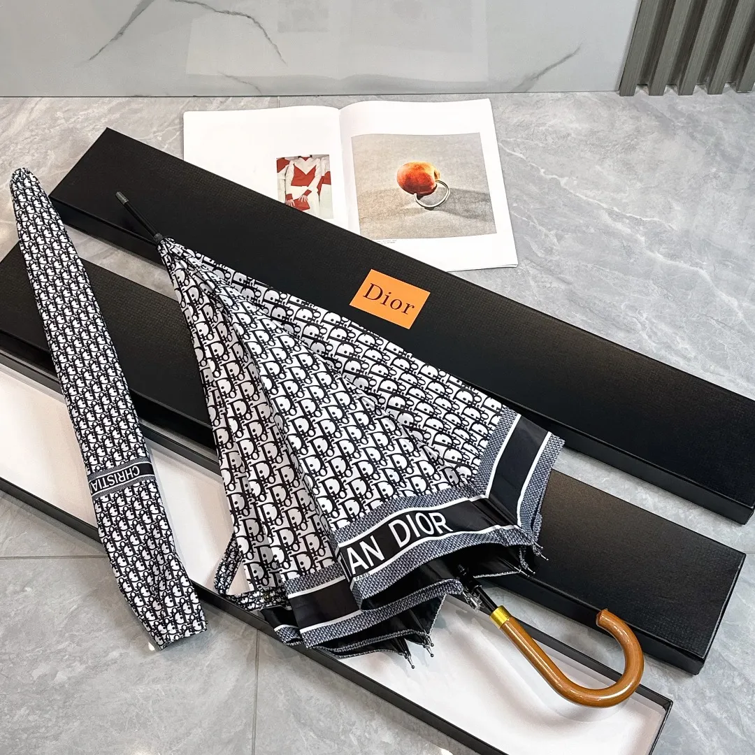 P150 Dior long umbrella is definitely a great benefit for consumers this year. A product not to be missed by Dior lovers. Comes with high-end original packaging🔥🔥The same style as popular stars. Fully automatic one-click opening. Elegant solid wood handle. Luxurious and comfortable. Great grip. The non-alkali fiber ribs have large-angle bending resistance. Very strong and flexible. Strong wind resistance. The unique pattern is luxurious and highlights the taste. It is grand and exquisite. The new coating technology umbrella cloth brings surprising shading effect. Better sun protection and heat insulation performance. Just flick it. The water-repellent effect is visible. The metal umbrella cap is integrated and more wear-resistant than plastic umbrella caps. It brings you higher specifications and better enjoyment. Comes with a gift box.