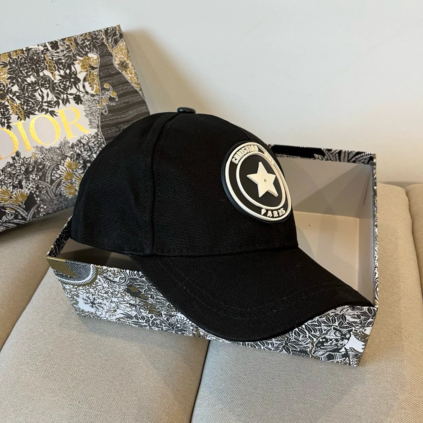P66 [DIOR Dior] new popular simple baseball cap 🧢, new model shipped, big brand style is super easy to match, hurry up and get it!