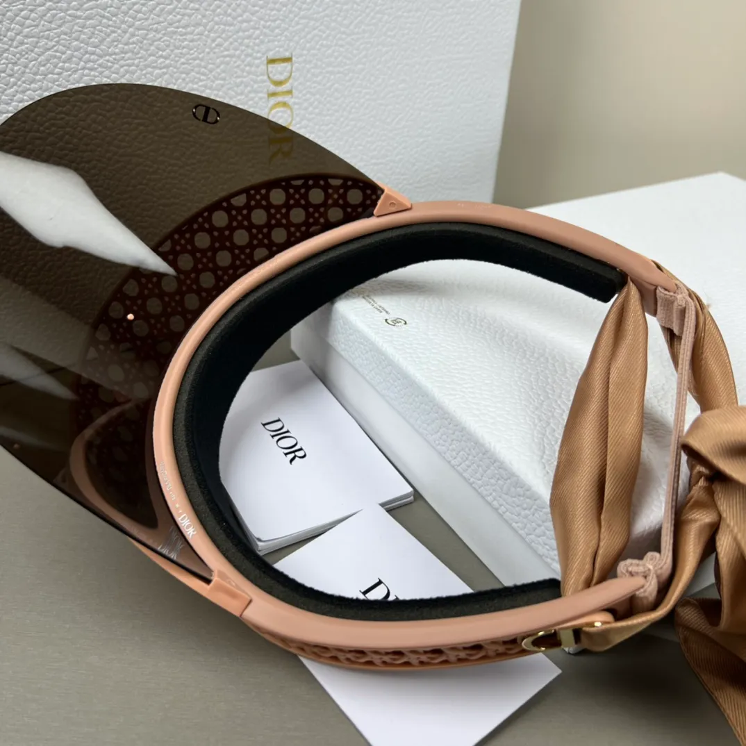 P380 💰DIOR new style | classic remodeling, elegance reborn 1. **Iconic cannage pattern element** Continuing Dior’s most representative cannage pattern, the hat body uses three-dimensional embossing technology to present the classic texture, low-key interpretation of the brand gene, and highlighting the modern style of Parisian women. 2. **Innovative detachable ribbon design** The edge of the hat brim is decorated with a lightweight ribbon (which can be freely detached), giving it multiple styles - the ribbon is tied to show elegance, and when removed, it adds a neat and modern feel, meeting the needs of different occasions. 3. **Comfortable fit structure** It adopts a three-piece cutting process and adds memory foam padding on the inside, which is light and fits the head shape. It is comfortable and pressure-free when worn for a long time, taking into account both fashion and practicality. 4. **Functional hat brim upgrade** Inspired by the hat brim design of the Dior series, the slightly widened arc not only modifies the face shape, but also effectively blocks the sun, creating a perfect balance between practicality and artistry. **New series, continuing French elegance** Dior's new style reshapes classics with ingenious craftsmanship, combining the brand's iconic elements with modern functionality to provide urban women with daily choices that combine aesthetics and comfort.