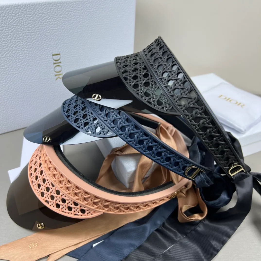P380 💰DIOR new style | classic remodeling, elegance reborn 1. **Iconic cannage pattern element** Continuing Dior’s most representative cannage pattern, the hat body uses three-dimensional embossing technology to present the classic texture, low-key interpretation of the brand gene, and highlighting the modern style of Parisian women. 2. **Innovative detachable ribbon design** The edge of the hat brim is decorated with a lightweight ribbon (which can be freely detached), giving it multiple styles - the ribbon is tied to show elegance, and when removed, it adds a neat and modern feel, meeting the needs of different occasions. 3. **Comfortable fit structure** It adopts a three-piece cutting process and adds memory foam padding on the inside, which is light and fits the head shape. It is comfortable and pressure-free when worn for a long time, taking into account both fashion and practicality. 4. **Functional hat brim upgrade** Inspired by the hat brim design of the Dior series, the slightly widened arc not only modifies the face shape, but also effectively blocks the sun, creating a perfect balance between practicality and artistry. **New series, continuing French elegance** Dior's new style reshapes classics with ingenious craftsmanship, combining the brand's iconic elements with modern functionality to provide urban women with daily choices that combine aesthetics and comfort.