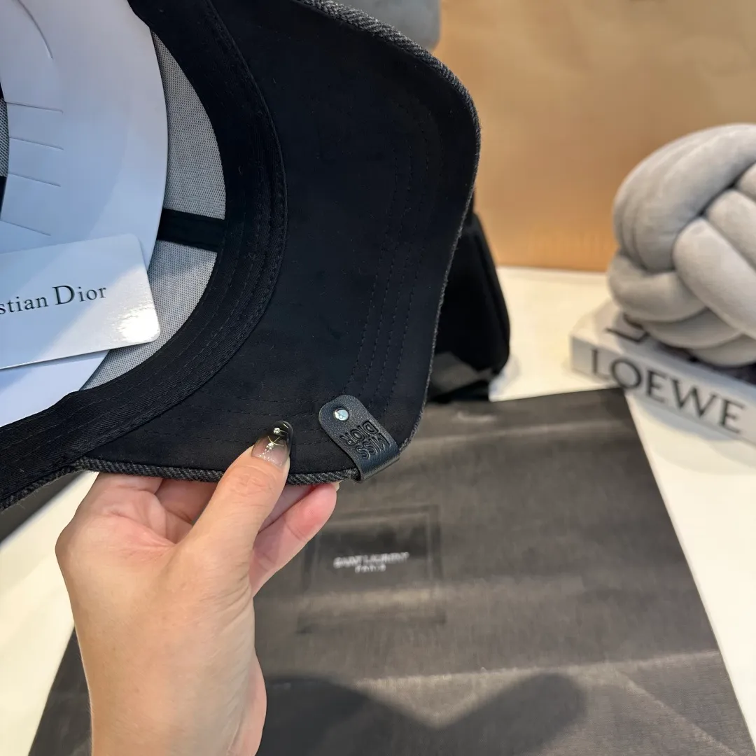 P70 DIOR Dior's new popular simple baseball cap 🧢, new model shipped, big brand style is super easy to match, hurry up and get it!